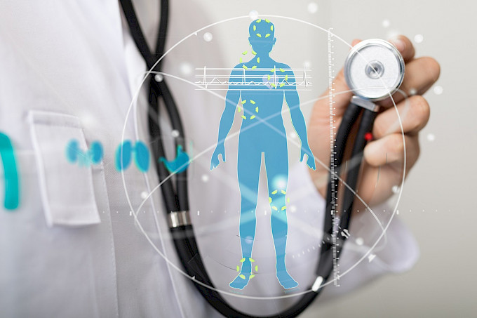 Bild zeigt eine symbolhafte Grafik eines Menschen und einen Arzt im Hintergrund mit einem Stethoskop. Das Bild soll aussagen, dass eine ärztliche Versorgung gesichert ist.