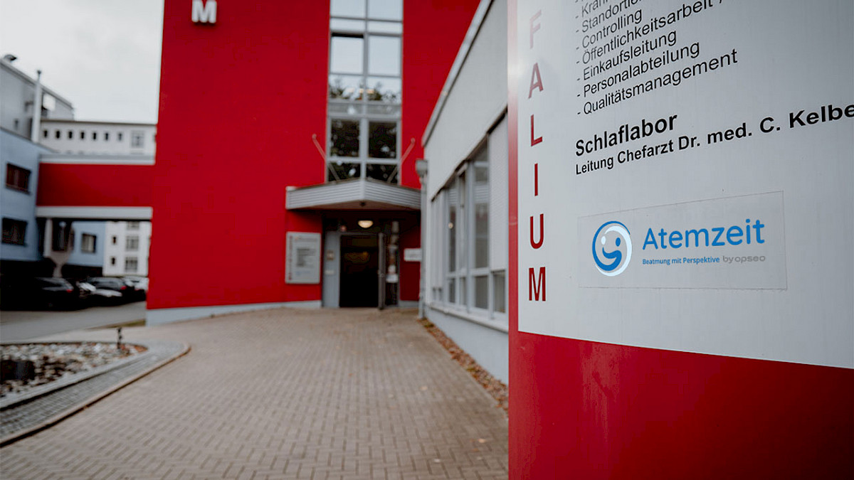 Ein Wegweiser zeigt Atemzeit