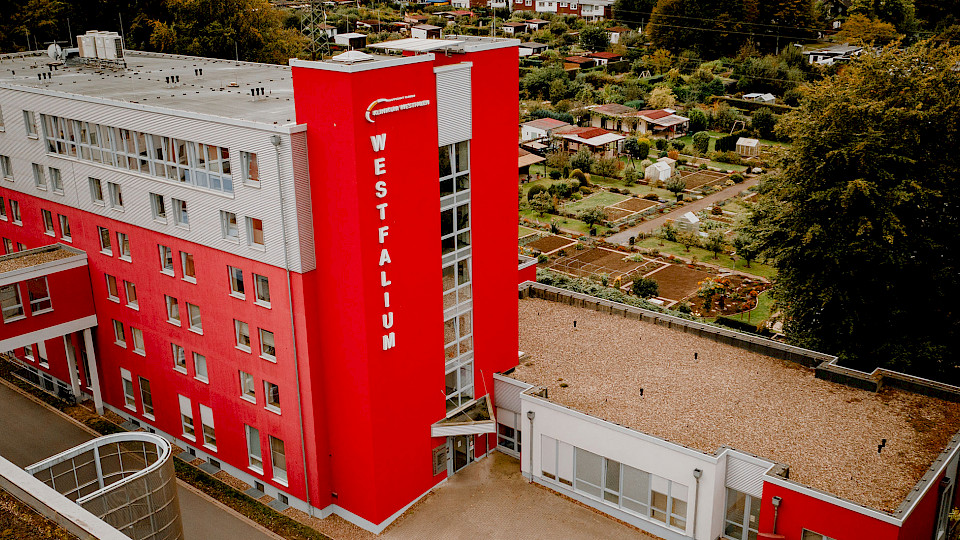 Blick von oben auf das Gebäude, in dem sich Atemzeit befindet