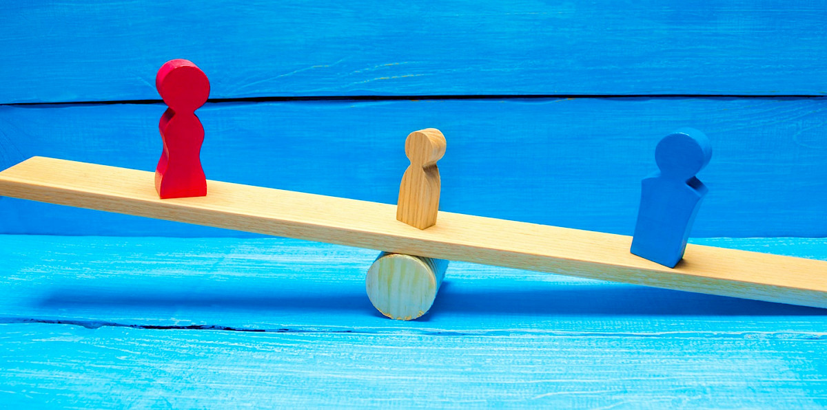 Bild zeigt symbolhaft eine Familie, die auf einem Balken ausbalanciert. Es steht für die Balance, die wir im Leben finde n müssen