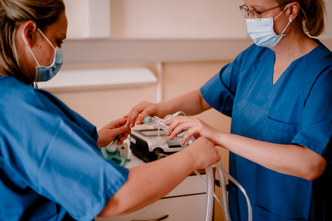 Pflegepersonen arbeiten am Beatmungsgerät