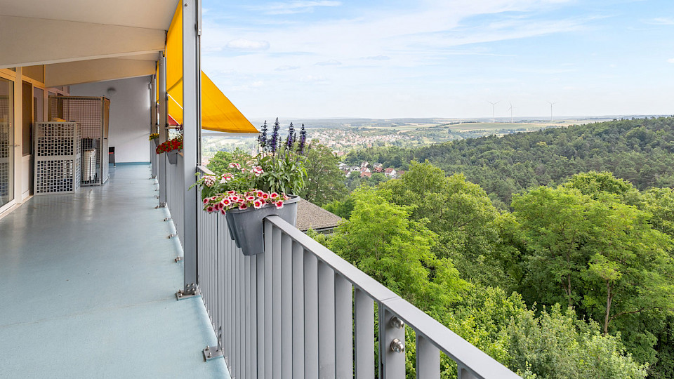 Blick auf der Terrasse in eine sonnige Landschaft
