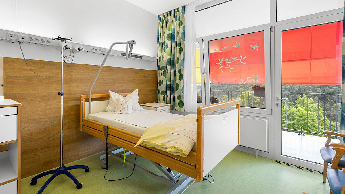 Bild zeigt ein Bewohnerzimmer, das für die Intensivpflege komplett ausgestattet ist, z.B. mit Sauerstoffanschluss