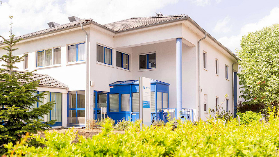 Blick von außen auf das Gebäude