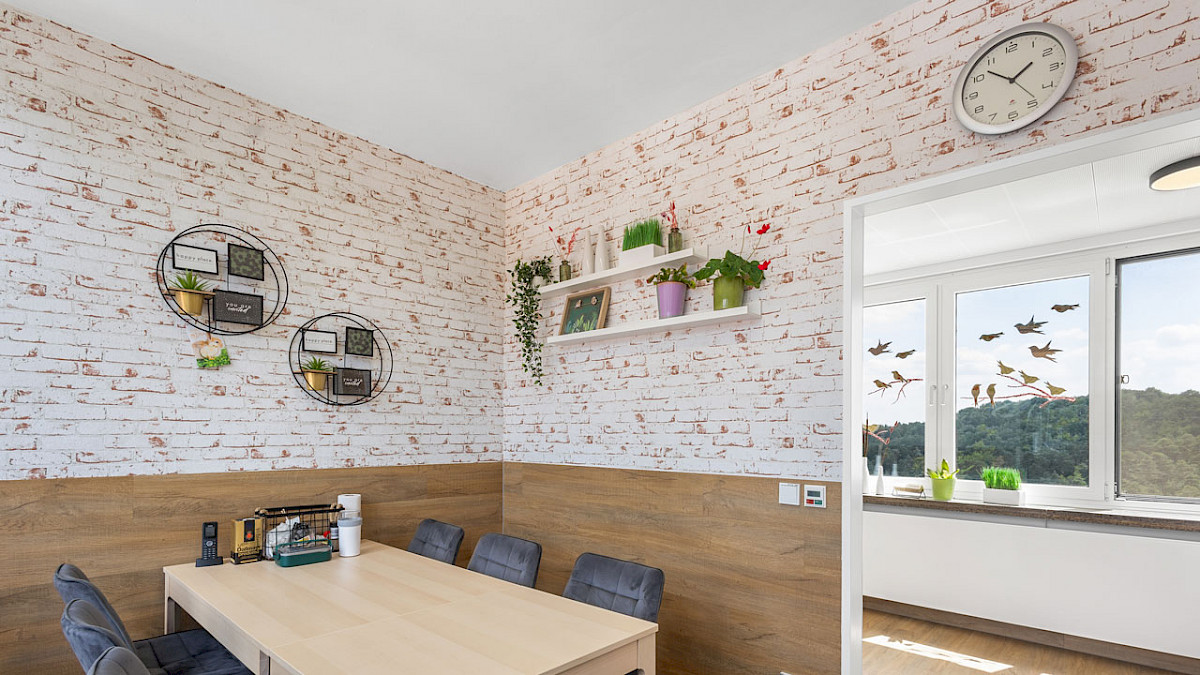 Bild zeigt einen Gemeinschaftsraum in der Atemzeit Einrichtung